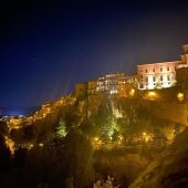 Vista nocturna de la ciudad de Cuenca desde el puente de San Pablo, con el nuevo restaurante de las Casas Colgadas al fondo