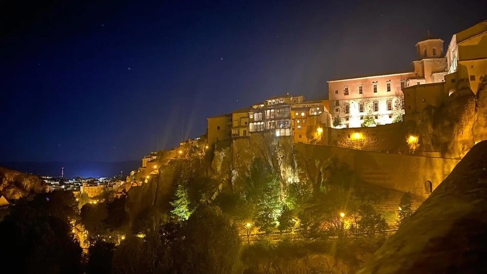 Vista nocturna de la ciudad de Cuenca desde el puente de San Pablo, con el nuevo restaurante de las Casas Colgadas al fondo