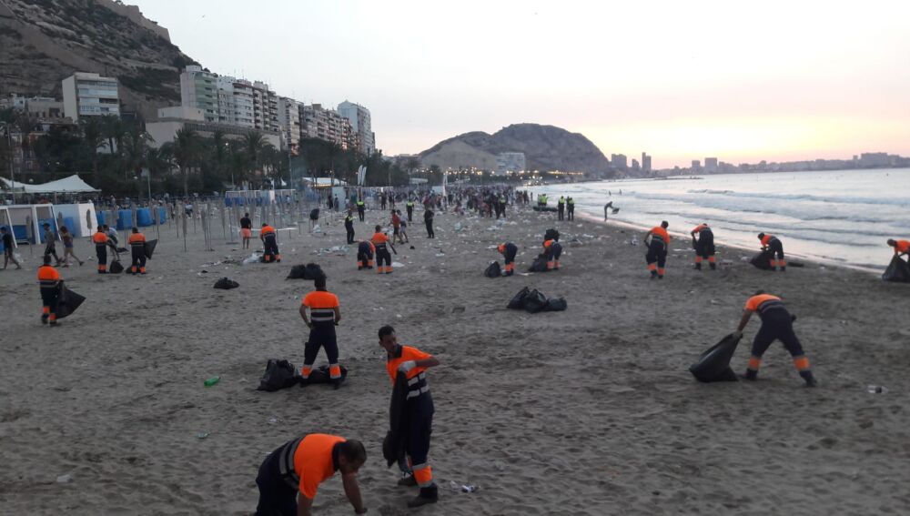 Una imagen de los trabajos de limpieza de las playas las pasadas Hogueras de Alicante