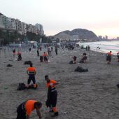 Una imagen de los trabajos de limpieza de las playas las pasadas Hogueras de Alicante