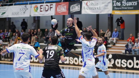 Adri&aacute;n Fern&aacute;ndez - Jugador del Bathco Torrelavega, Asobal