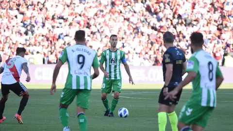 Canales conduce el balón en el partido del Betis ante River Plate. Canales conduce el balón en el partido del Betis ante River Plate.