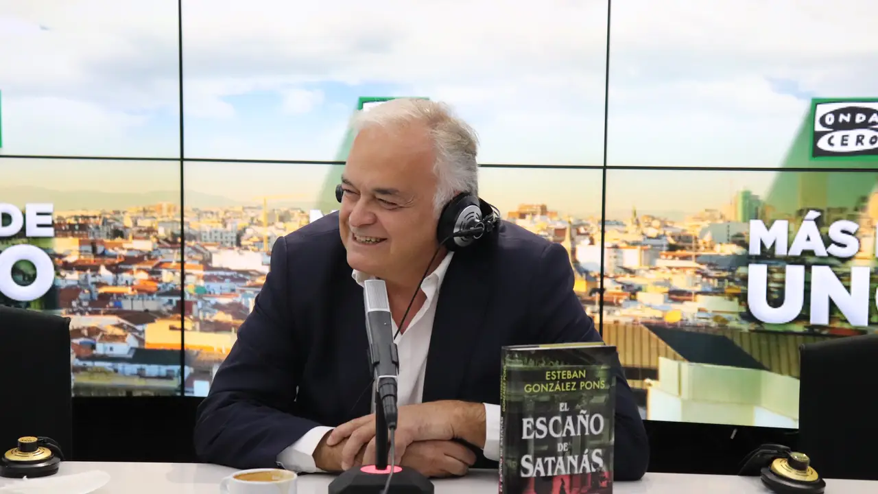 Esteban González Pons en 'Más de uno' presentando su nueva novela Esteban González Pons en 'Más de uno' presentando su nueva novela
