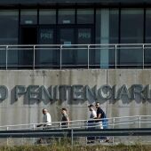 Tres miembros de 'La Manada' salen del Centro Penitenciario de Pamplona en una imagen de archivo.