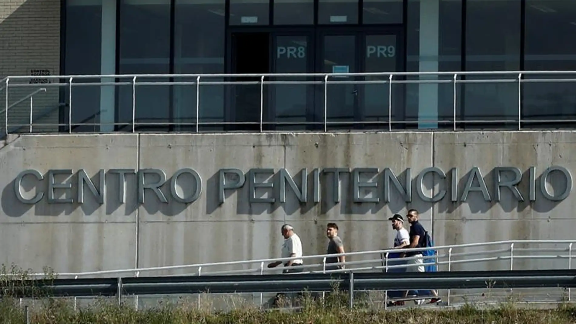 Tres miembros de 'La Manada' salen del Centro Penitenciario de Pamplona en una imagen de archivo.