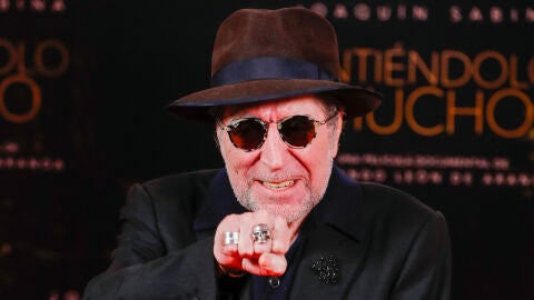 El cantautor Joaqu&iacute;n Sabina, en el photocall de presentaci&oacute;n del documental 'Sinti&eacute;ndolo mucho', de Fernando Le&oacute;n de Aranoa