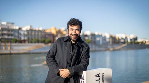 El director Paco Caballero, en el photocall de 'Reyes contra Santa' durante el Festival de Sevilla