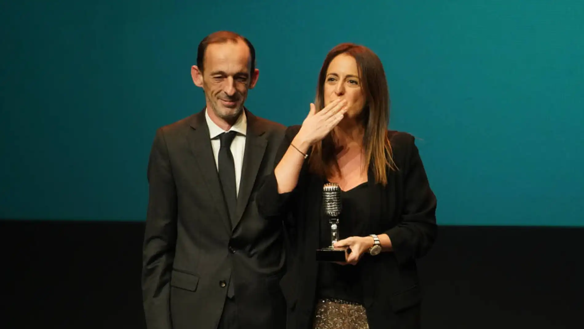 Teika recibe el premio de deportes en los Premios Onda Cero Valencia