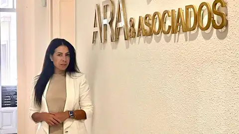 Verónica Salvador, socia fundadora de Ara & Asociados Entrevista Mas de Uno Alicante con Isabel Egido