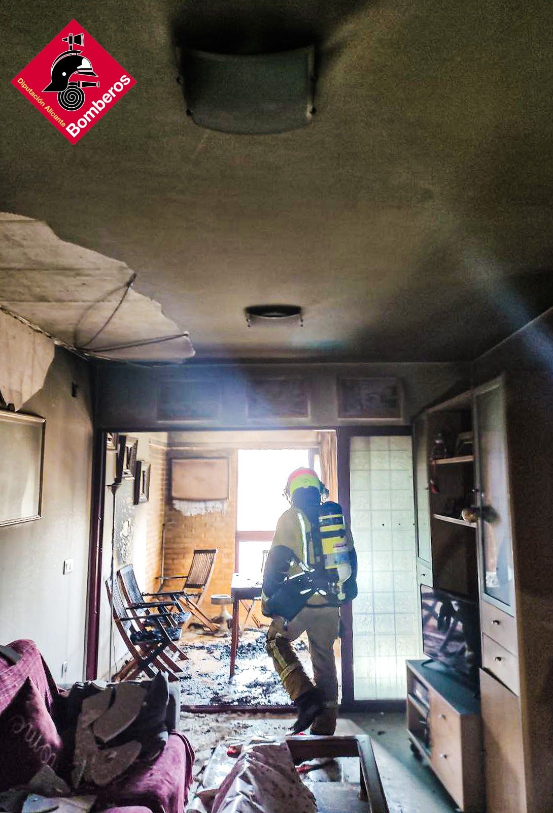 Los Bomberos de Benidorm sofocan un incendio en una vivienda de La Cala Los Bomberos de Benidorm sofocan un incendio en una vivienda de La Cala