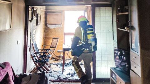 Los Bomberos de Benidorm sofocan un incendio en una vivienda de La Cala