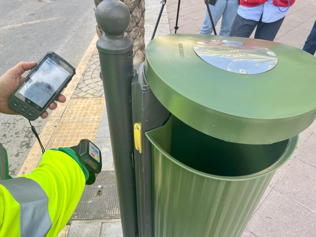 Elche geolocaliza las 3500 papeleras repartidas por el municipio para favorecer la eficiencia de su limpieza Elche geolocaliza las 3500 papeleras repartidas por el municipio para favorecer la eficiencia de su limpieza