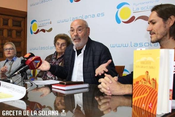 Luis Chacón recaudará fondos para la AECC de La Solana con uno de sus libros Luis Chacón recaudará fondos para la AECC de La Solana con uno de sus libros