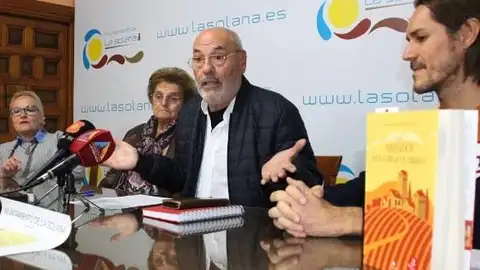 Presentación de "Los jubilados los carga el diablo", de Luis Chacón, en La Solana Presentación de "Los jubilados los carga el diablo", de Luis Chacón, en La Solana