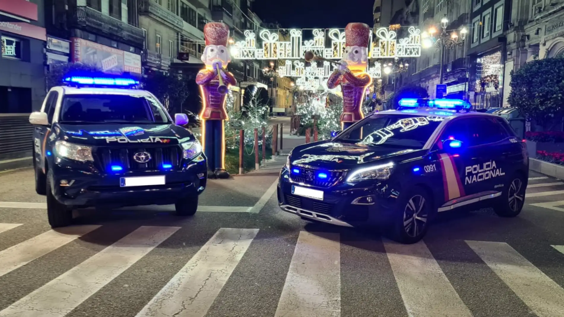 Policía Nacional y Local de Vigo despliegan un dispositivo especial para el encendido del alumbrado navideño.