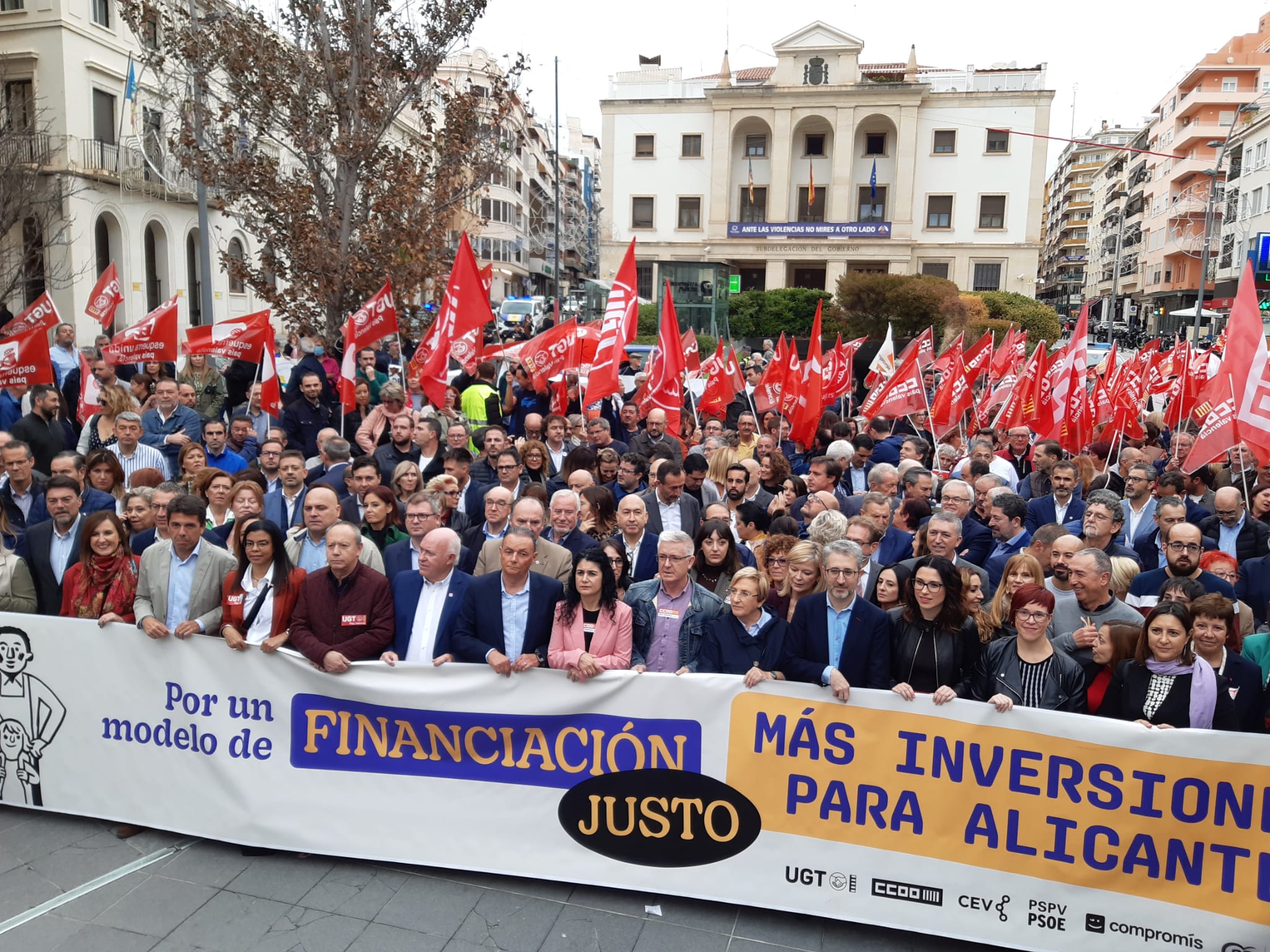 Una protesta en Alicante clama por un sistema autonómico de financiación "justo" y más inversiones para la provincia Una protesta en Alicante clama por un sistema autonómico de financiación "justo" y más inversiones para la provincia