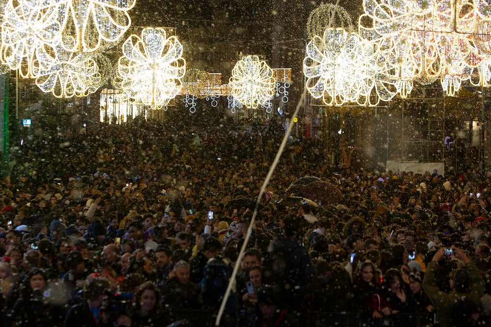 Vigo enciende la Navidad "de todo el planeta" con un acto multitudinario lleno de música y nieve artificial Vigo enciende la Navidad "de todo el planeta" con un acto multitudinario lleno de música y nieve artificial