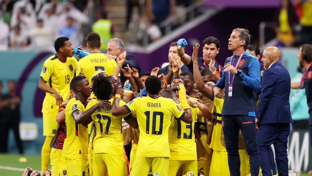 Ecuador celebra uno de los goles en el partido inaugural del Mundial de Qatar