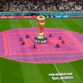 Una réplica gigante de la Copa del Mundo durante la inauguración de Qatar 2022