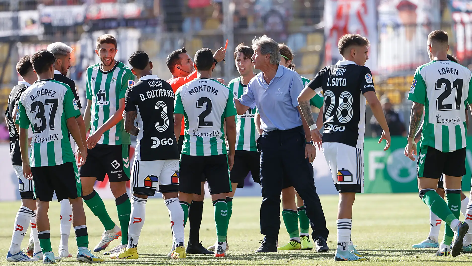 Manuel Pellegrini es expulsado en el segundo amistoso del Betis ante Colo-Colo en tierras chilenas.