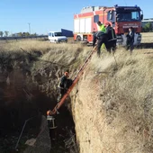 Bomberos y Policía Local rescataron al perro Bomberos y Policía Local rescataron al perro