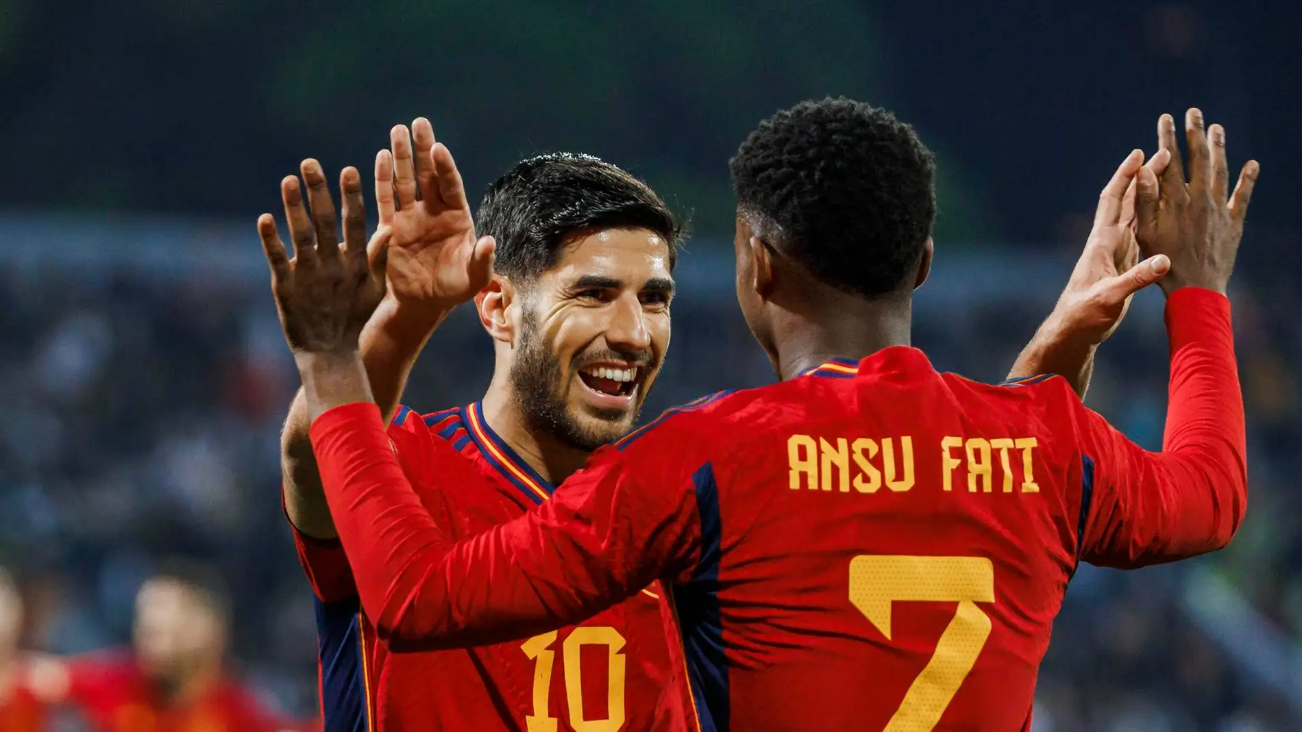 Asensio y Ansu Fati celebran un gol con España