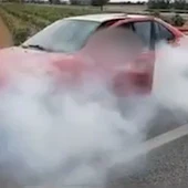 El vehículo haciendo derrapes El vehículo haciendo derrapes