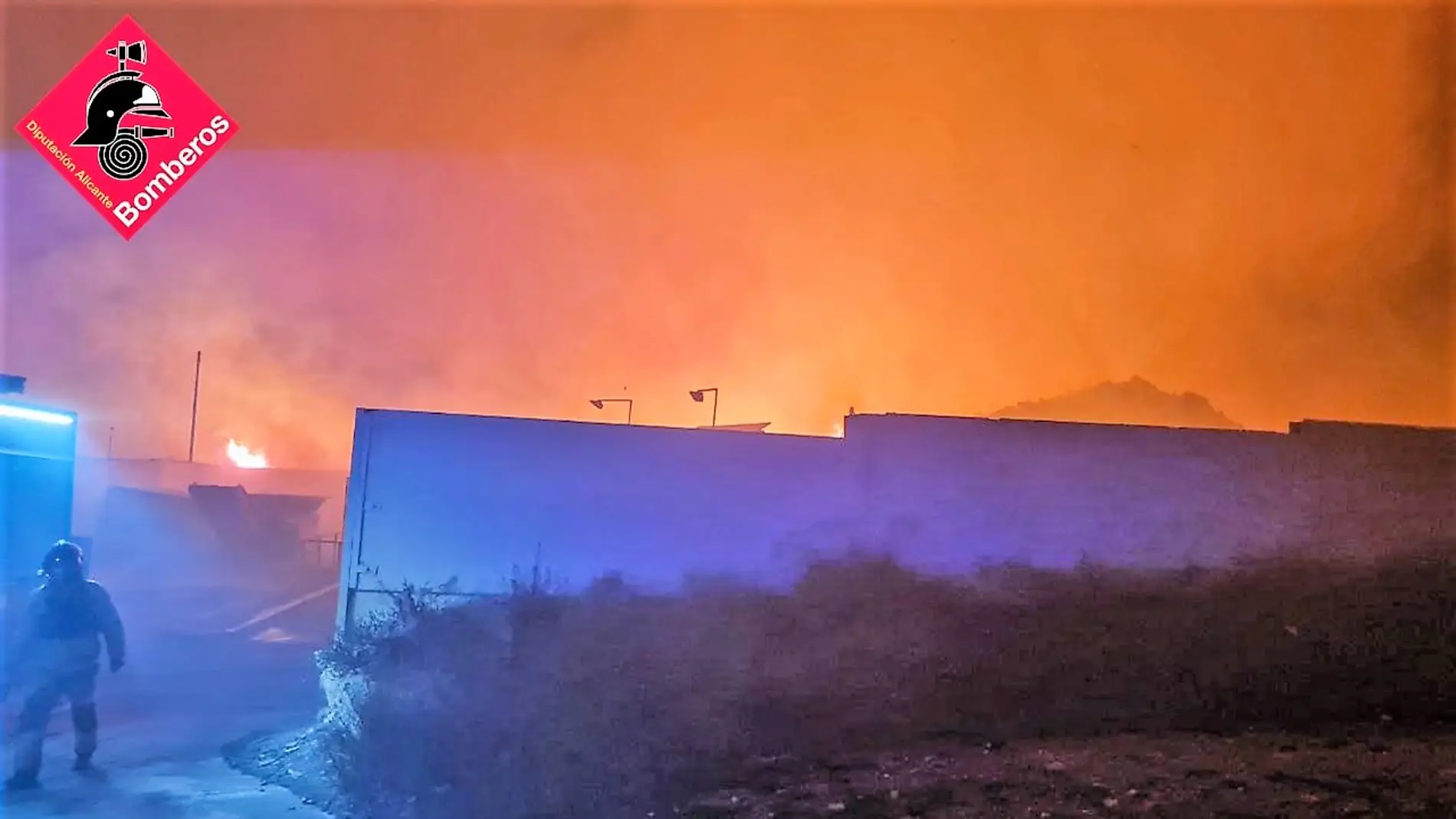 Incendio en la planta de reciclaje en Monforte del Cid.