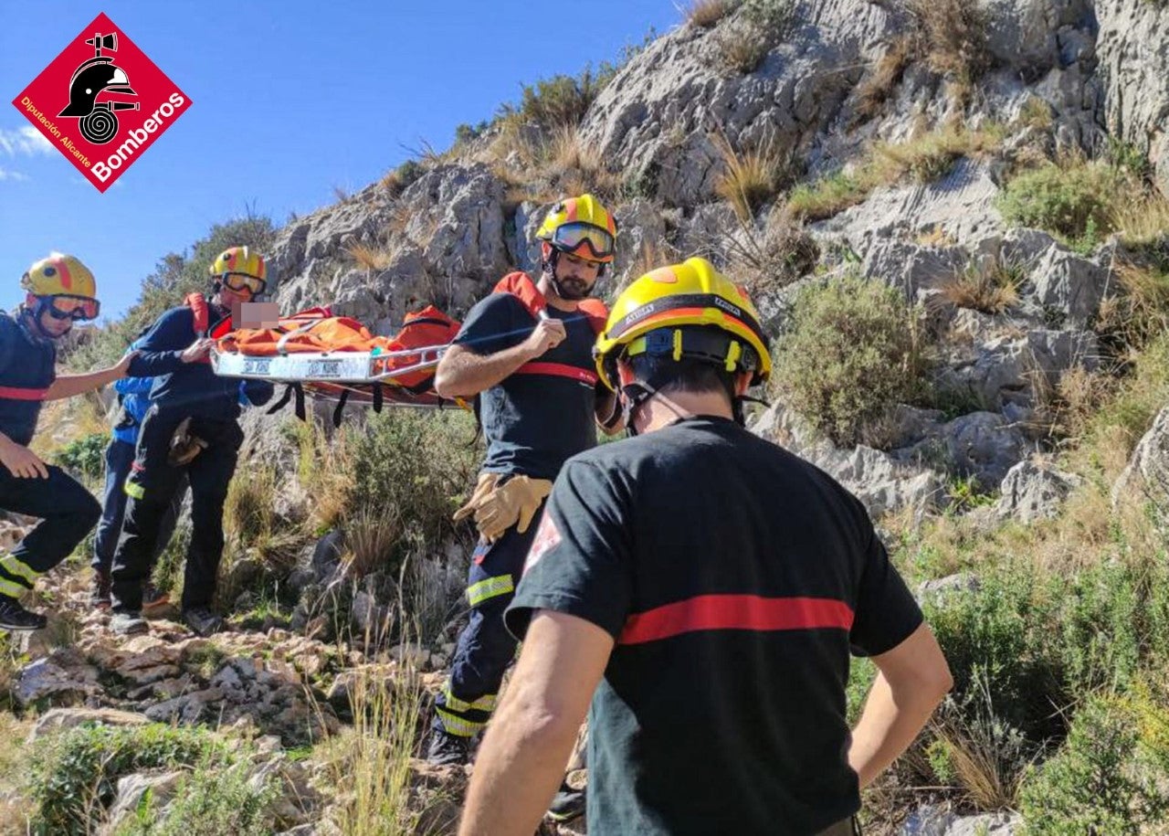 Rescatan a una senderista herida de la Sierra de Bernia Rescatan a una senderista herida de la Sierra de Bernia