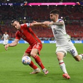 Bale y Pulisic pelean un balón en el Estados Unidos - Gales