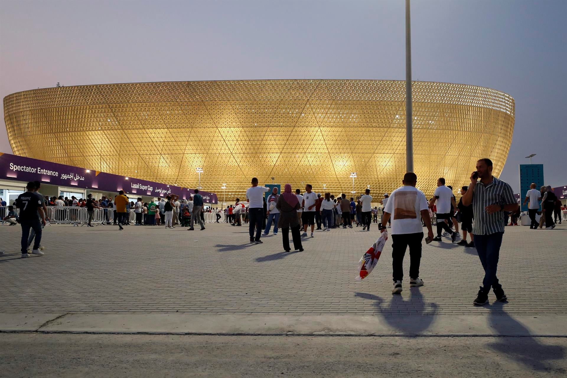 Humor | Detienen en Qatar al Instapoeta por recitar un poema sobre el poliamor: "Se respira toleracionismo" Humor | Detienen en Qatar al Instapoeta por recitar un poema sobre el poliamor: "Se respira toleracionismo"