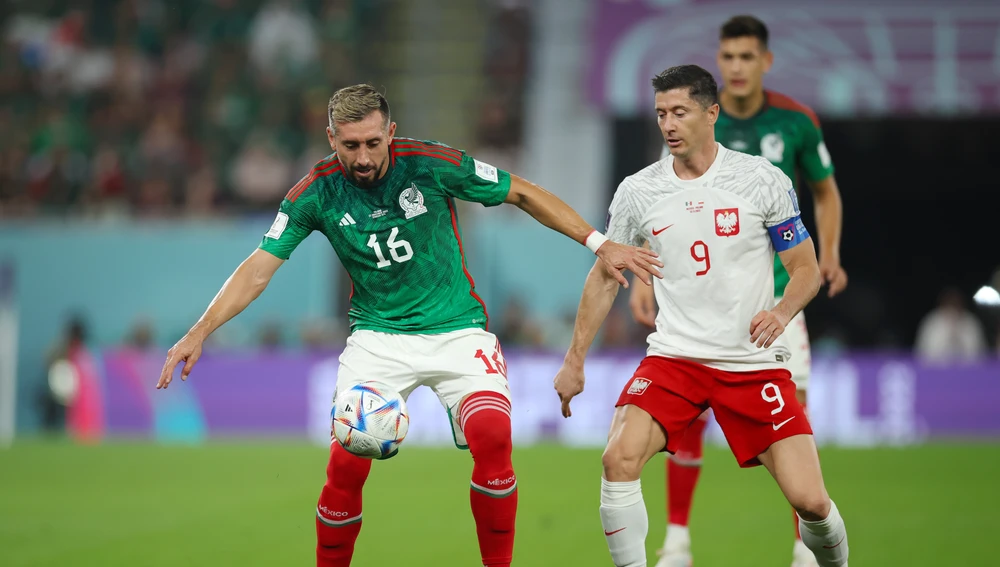 Héctor Herrera y Robert Lewandowski durante el México - Polonia