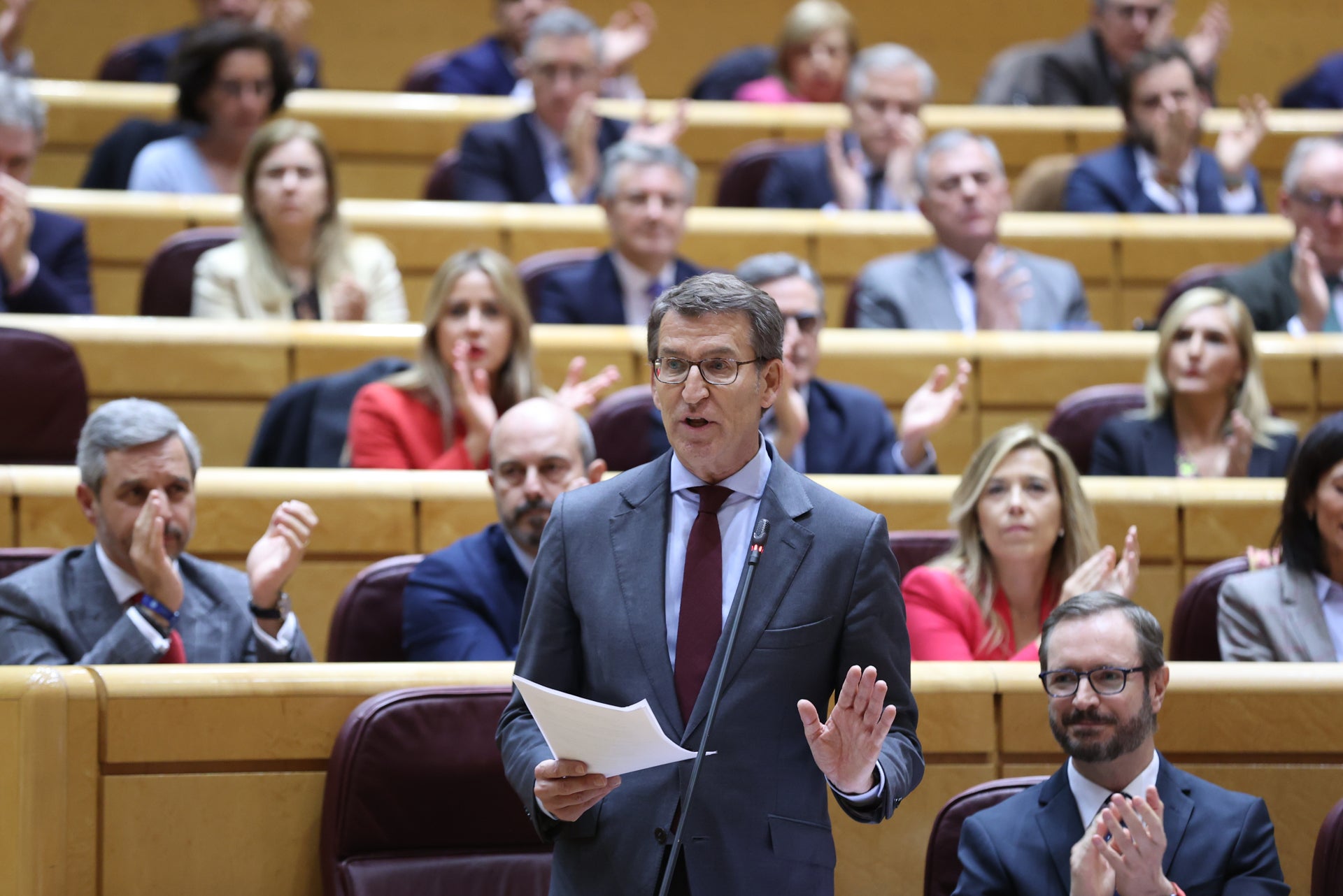 Feijóo acusa a Sánchez de presidir un "Gobierno en llamas" y éste cuestiona su autonomía política Feijóo acusa a Sánchez de presidir un "Gobierno en llamas" y éste cuestiona su autonomía política
