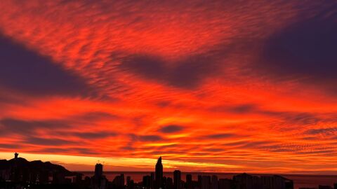 marina baixa benidorm cielos nubosos amanecer