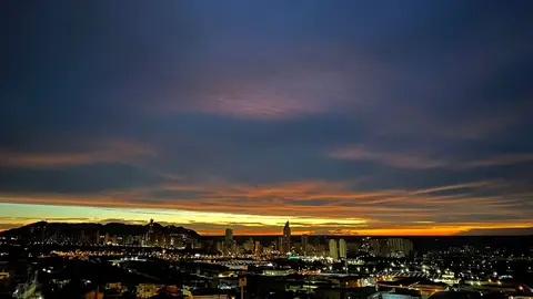 benidorm skyline noche cielos nubosos marina baixa benidorm skyline noche cielos nubosos marina baixa