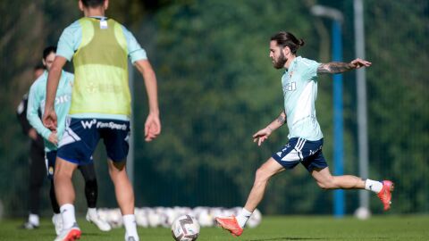 Miguel&oacute;n golpea un bal&oacute;n en El Requex&oacute;n