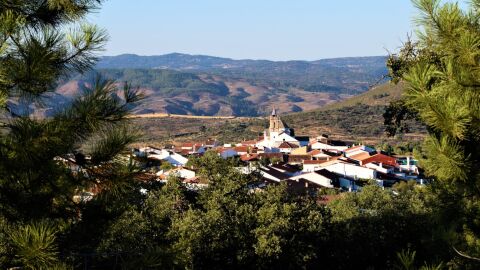 Campofr&iacute;o est&aacute; enclavado en la Cuenca Minera pero pr&oacute;ximo a la Sierra de Aracena y Picos de Aroche