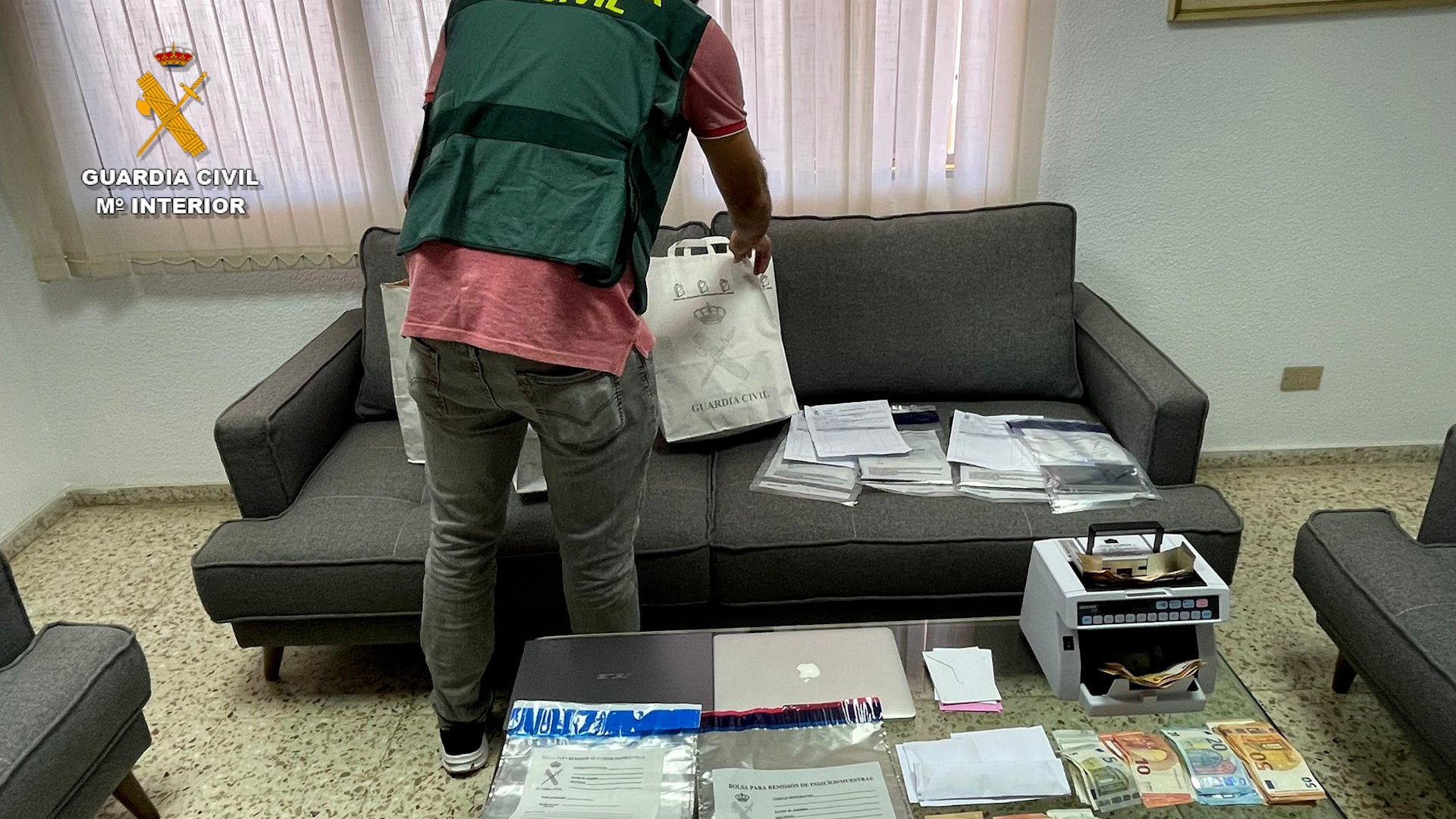 La Guardia Civil desmantela una organización criminal dedicada a cometer estafas piramidales La Guardia Civil desmantela una organización criminal dedicada a cometer estafas piramidales