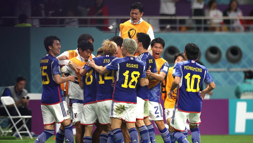 Los jugadores de Japón celebran la remontada ante Alemania