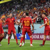 Los futbolistas de España celebran un gol.