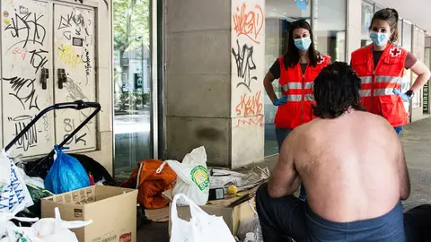 Los voluntarios de Cruz Roja ayudan a diario a las personas sin hogar Los voluntarios de Cruz Roja ayudan a diario a las personas sin hogar