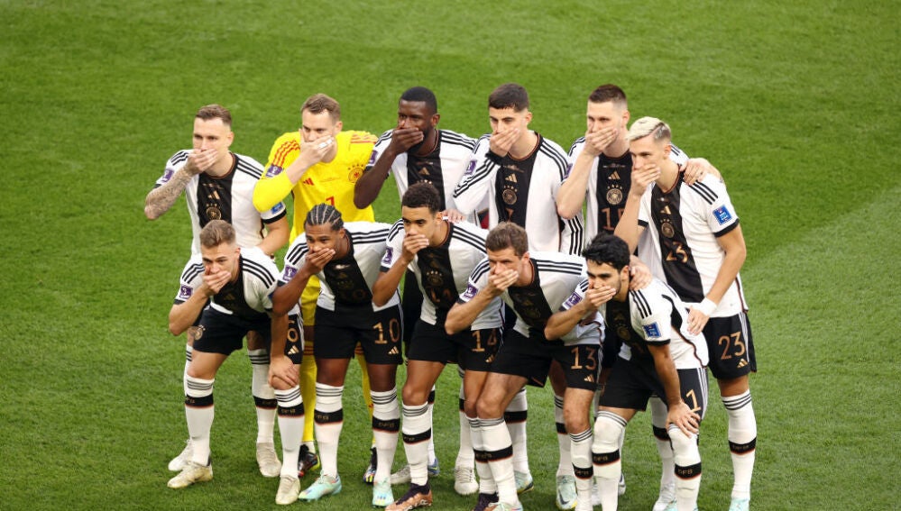 Los jugadores alemanes protestan con un gesto por no poder llevar el brazalete LGBT.