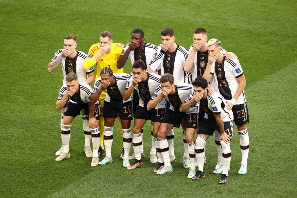 Los jugadores de Alemania se tapan la boca en protesta contra la FIFA y Qatar al no poder llevar el brazalete LGTBI Los jugadores de Alemania se tapan la boca en protesta contra la FIFA y Qatar al no poder llevar el brazalete LGTBI