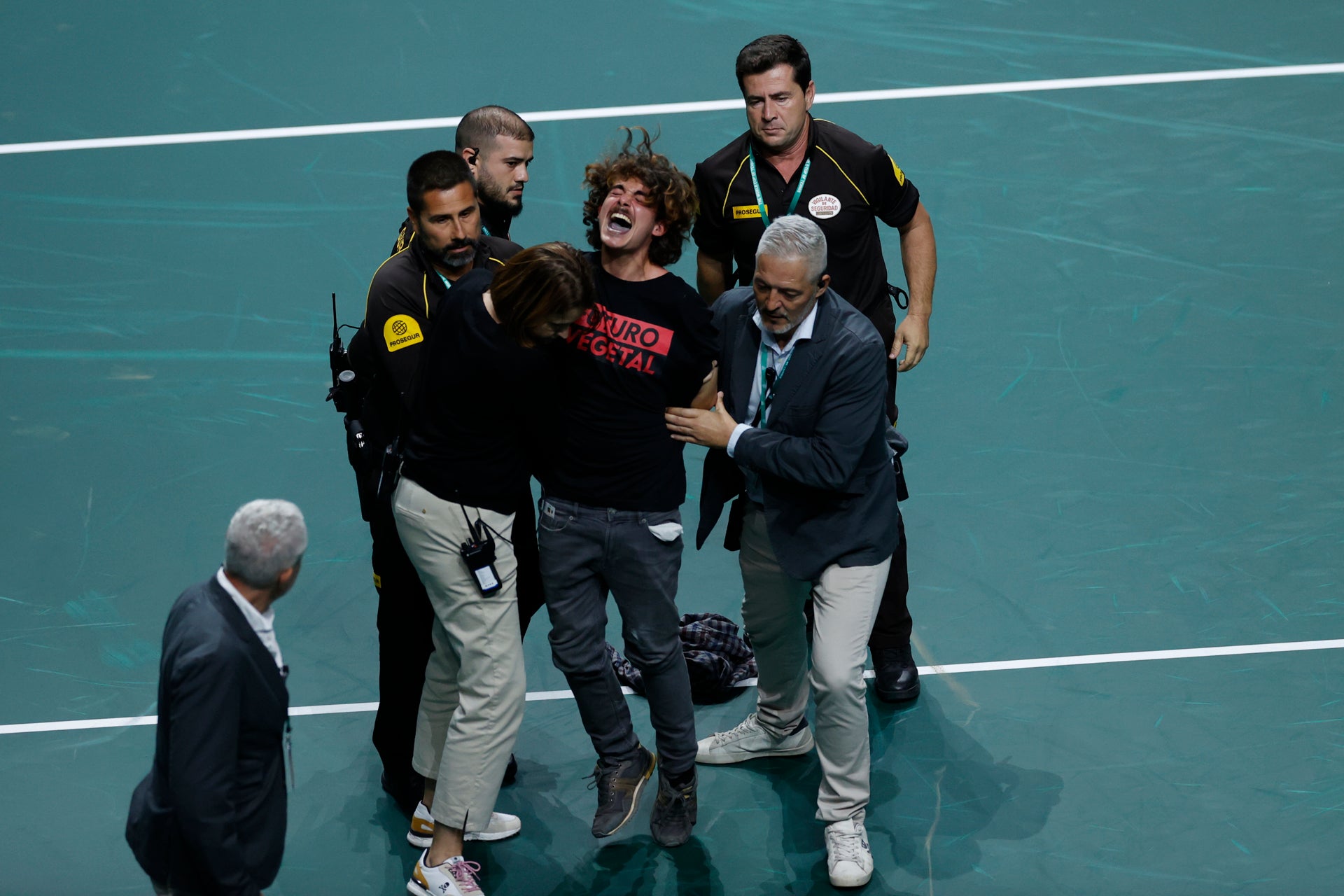 Dos activistas interrumpen el partido de España en la Copa Davis e intentan encaramarse a la red Dos activistas interrumpen el partido de España en la Copa Davis e intentan encaramarse a la red