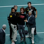 Miembros de seguridad trasladan al espontáneo que ha salido a la pista del Palacio de Deportes José María Martín Carpena de Málaga Miembros de seguridad trasladan al espontáneo que ha salido a la pista del Palacio de Deportes José María Martín Carpena de Málaga