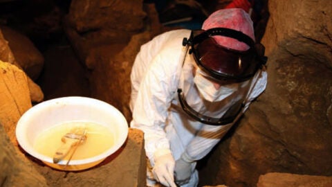 Excavaciones en la gruta del Sidr&oacute;n