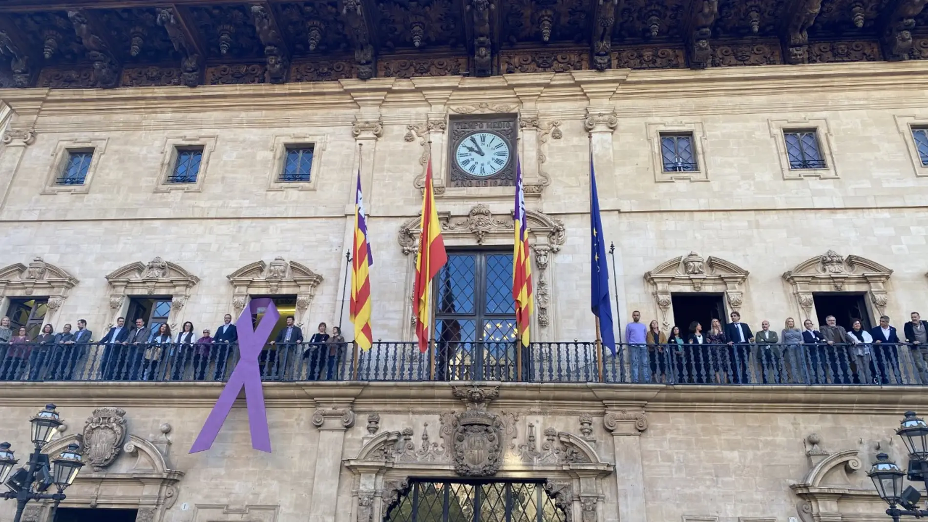 El Ayuntamiento de Palma cuelga en su balcón el lazo lila para conmemorar el 25N