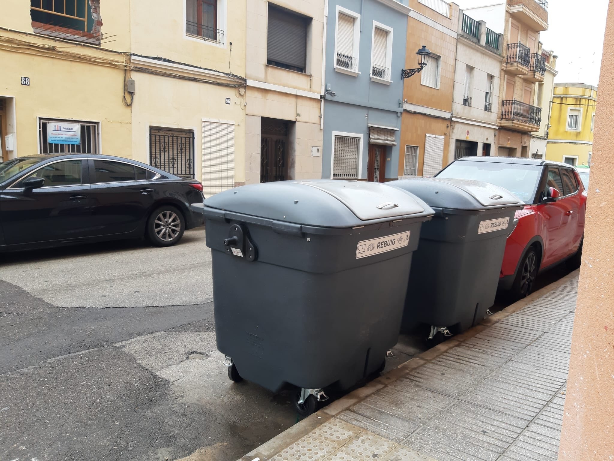 Alzira renueva 800 contenedores del núcleo urbano y de las urbanizaciones Alzira renueva 800 contenedores del núcleo urbano y de las urbanizaciones