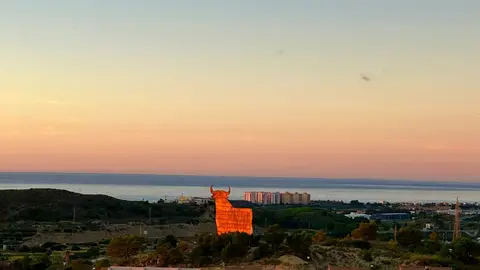 amanecer la vila joiosa poco nuboso toro osborne 2 amanecer la vila joiosa poco nuboso toro osborne 2