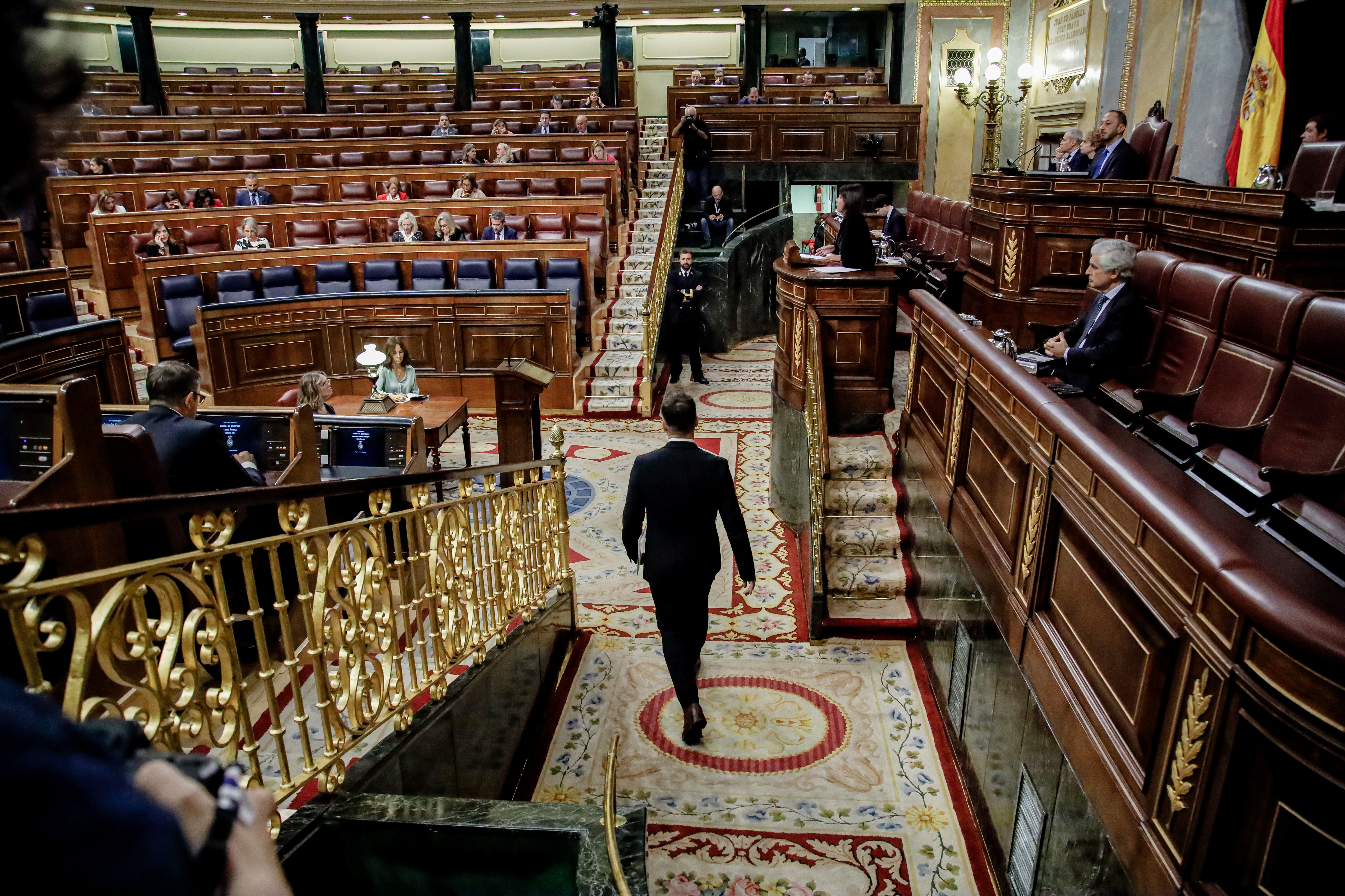 Una profesora jubilada recoge firmas para acabar con los insultos en el Congreso: "¿Qué ejemplo dan a las nuevas generaciones?" Una profesora jubilada recoge firmas para acabar con los insultos en el Congreso: "¿Qué ejemplo dan a las nuevas generaciones?"